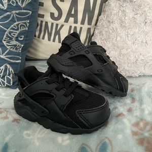 Size 6c Black Nike huarache boys shoes